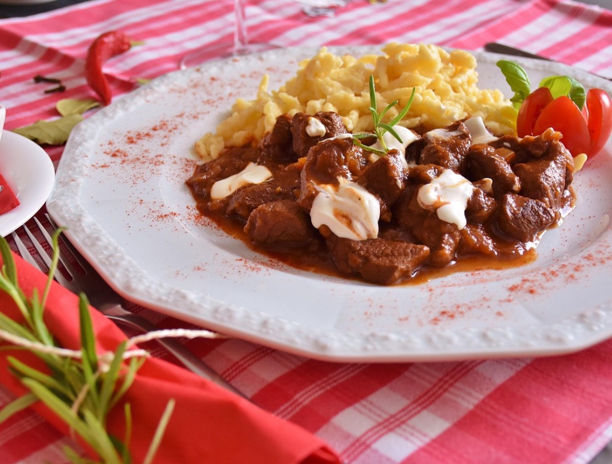 Soojendav guljašš on ungari köögi klassikaline roog. Siin teeb oma töö hapukapsas kastmega