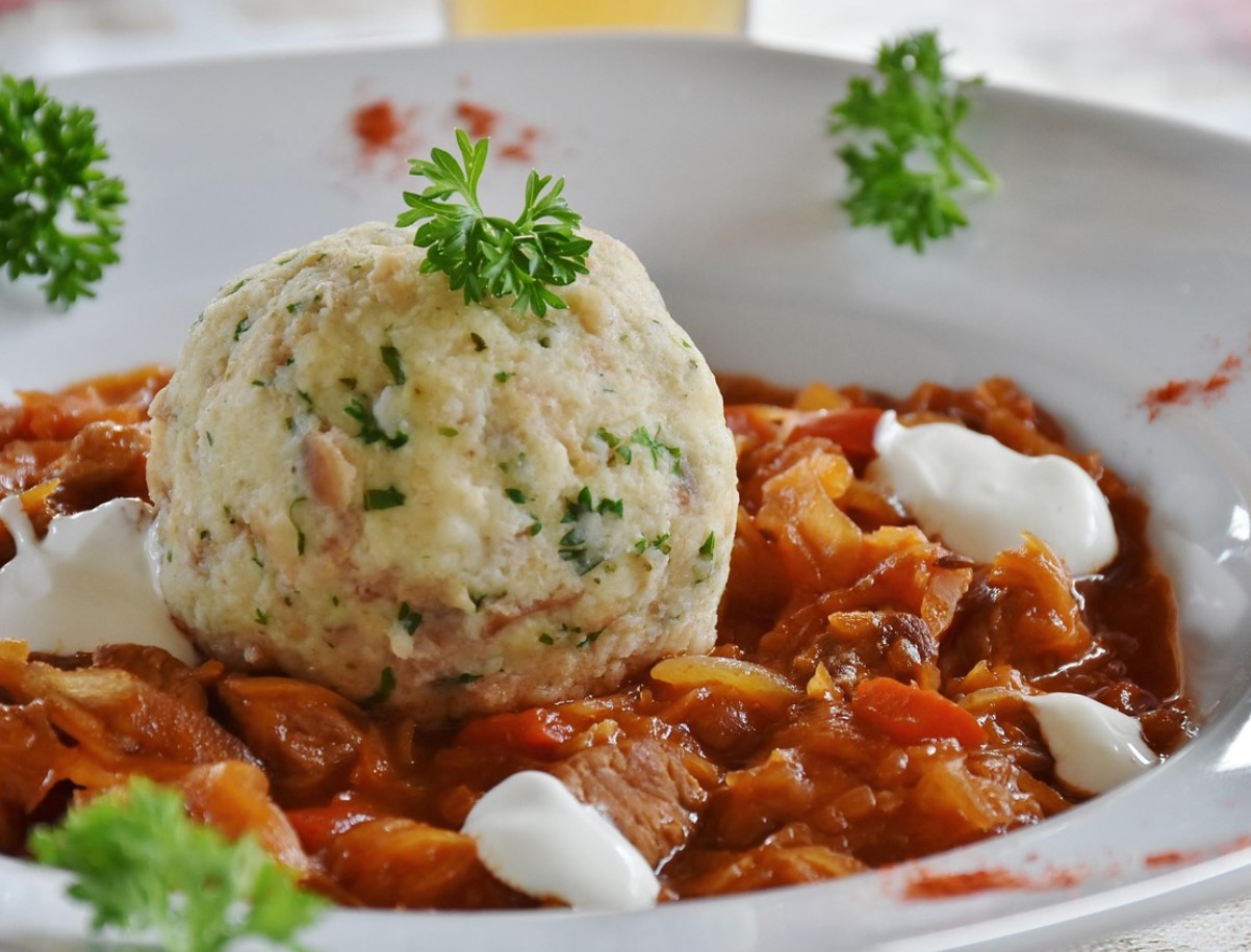 Soojendav guljašš on ungari köögi klassikaline roog. Siin teeb oma töö hapukapsas kastmega