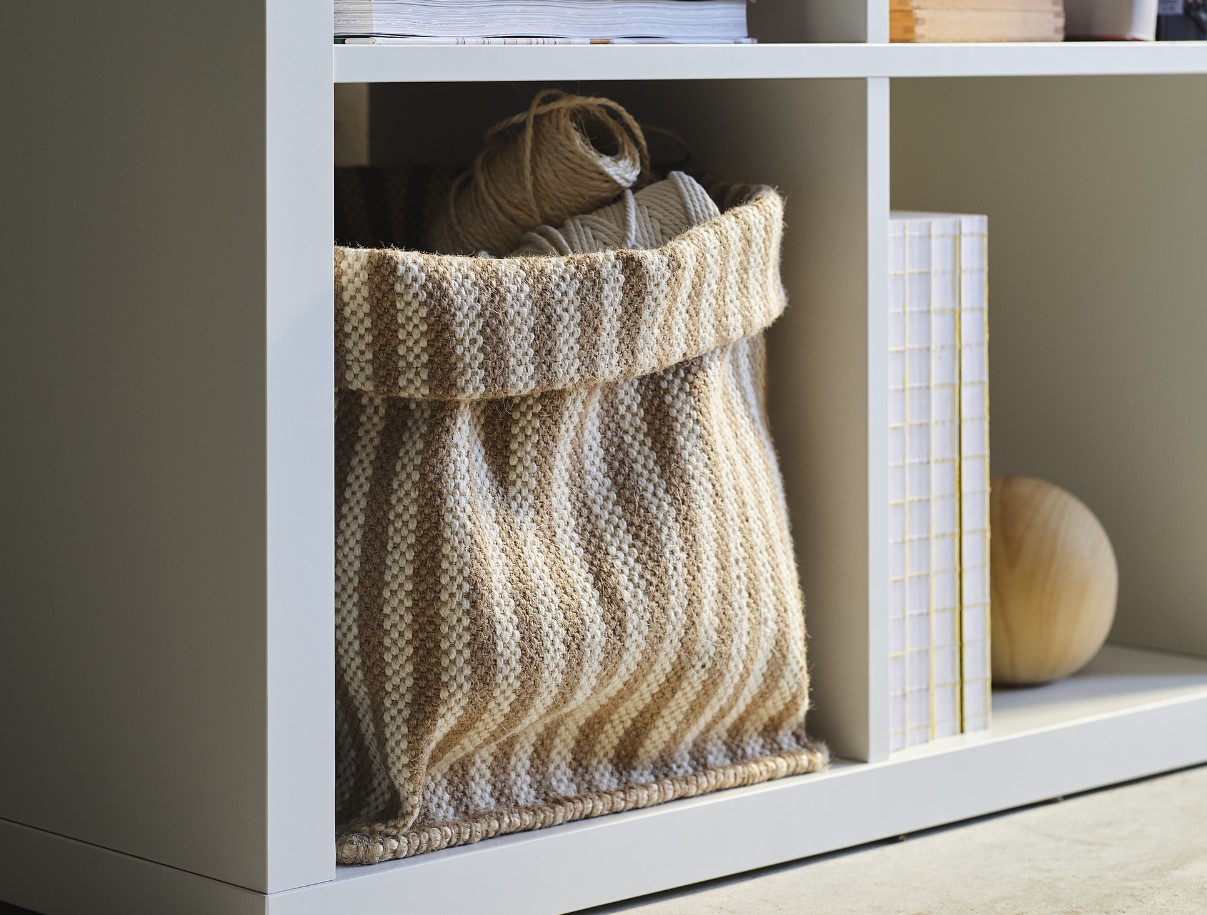 Ikeasse on saabunud universaalne korv, mis aitab hoida korras tekke ja raamatuid, ilma et see mõjutaks sisekujundust.