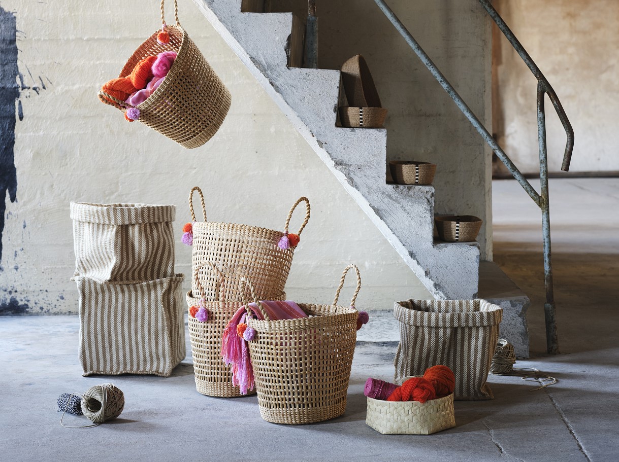 Ikeasse on saabunud universaalne korv, mis aitab hoida korras tekke ja raamatuid, ilma et see mõjutaks sisekujundust.