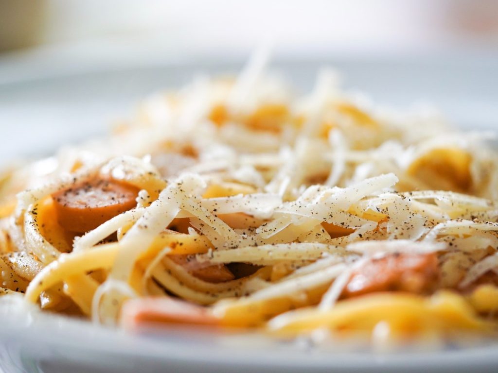 „Ma peaaegu nutsin“: inimesed on šokeeritud, kui kuulevad, millest parmesani juust tegelikult valmistatakse