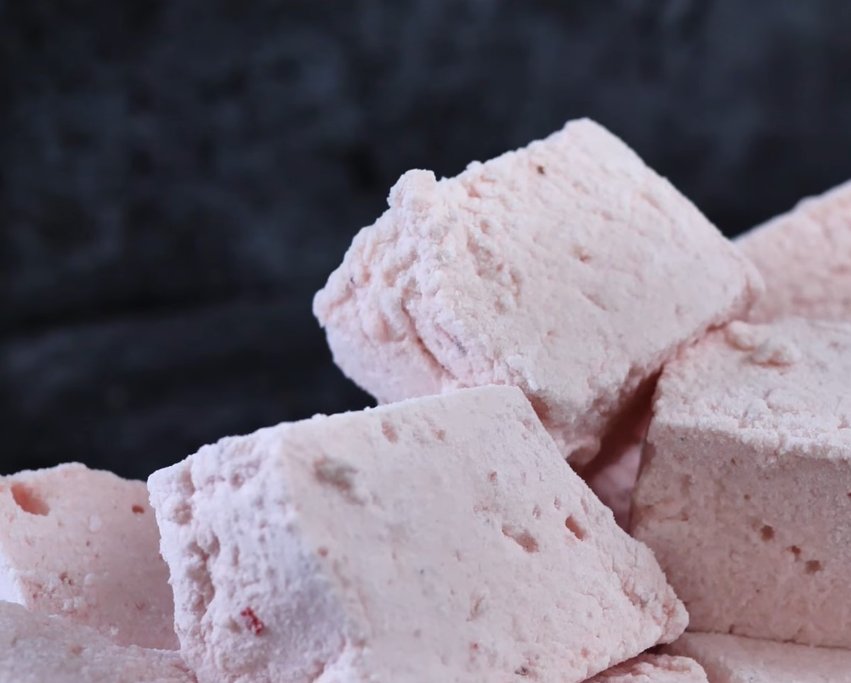 Maasika-marshmallow-pasta on nii maitsev, et tahaks seda otse kausist süüa.