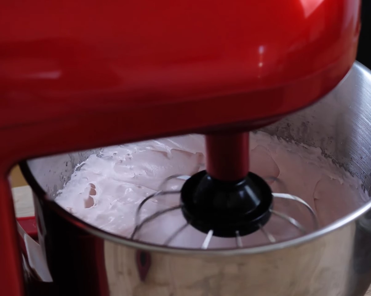 Maasika-marshmallow-pasta on nii maitsev, et tahaks seda otse kausist süüa.