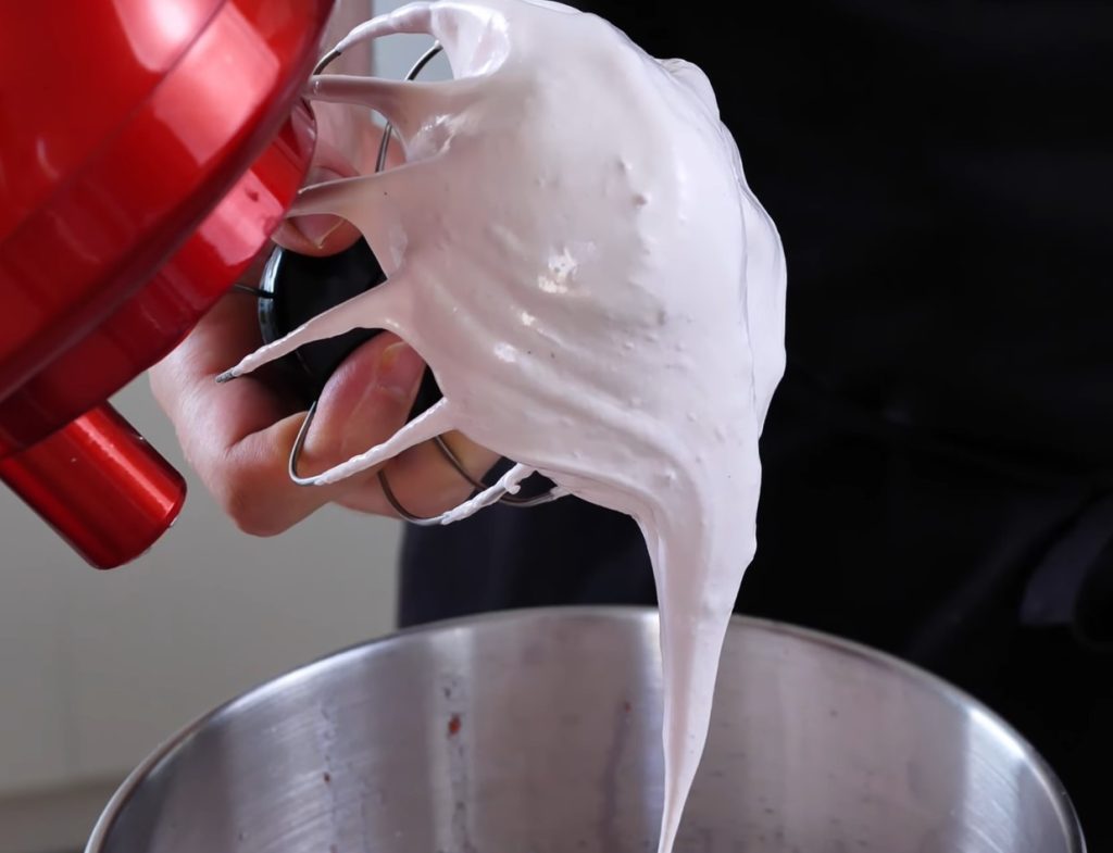 Maasika-marshmallow-pasta on nii maitsev, et tahaks seda otse kausist süüa.