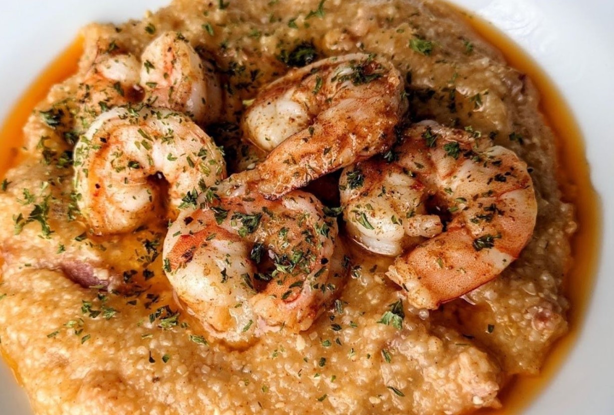 Krevettid salsa verde kastmega ja juustukrõpsudega