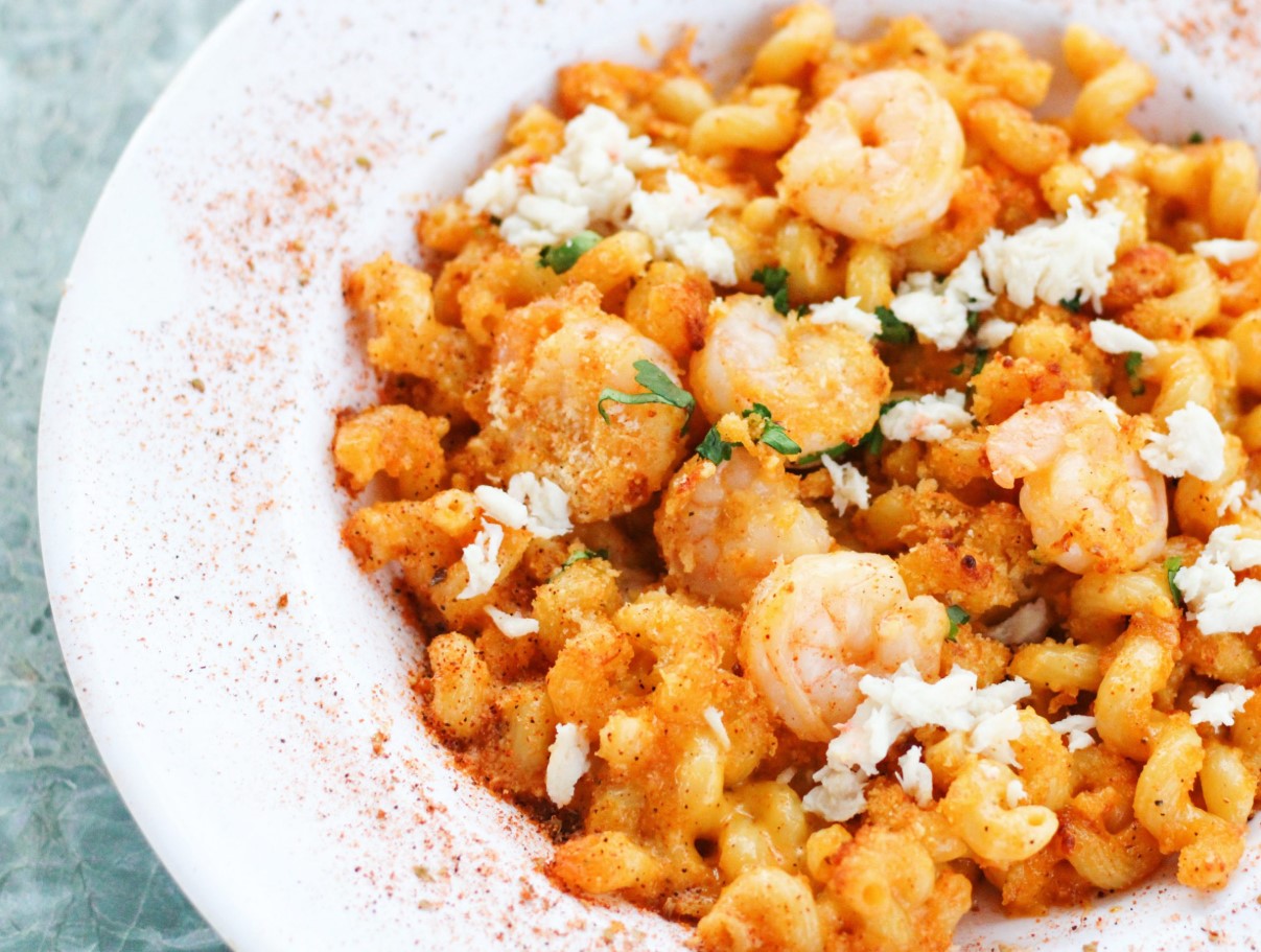 Krevettid salsa verde kastmega ja juustukrõpsudega