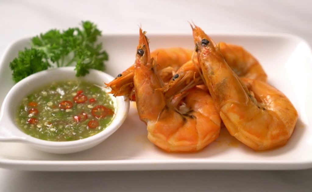 Krevettid salsa verde kastmega ja juustukrõpsudega