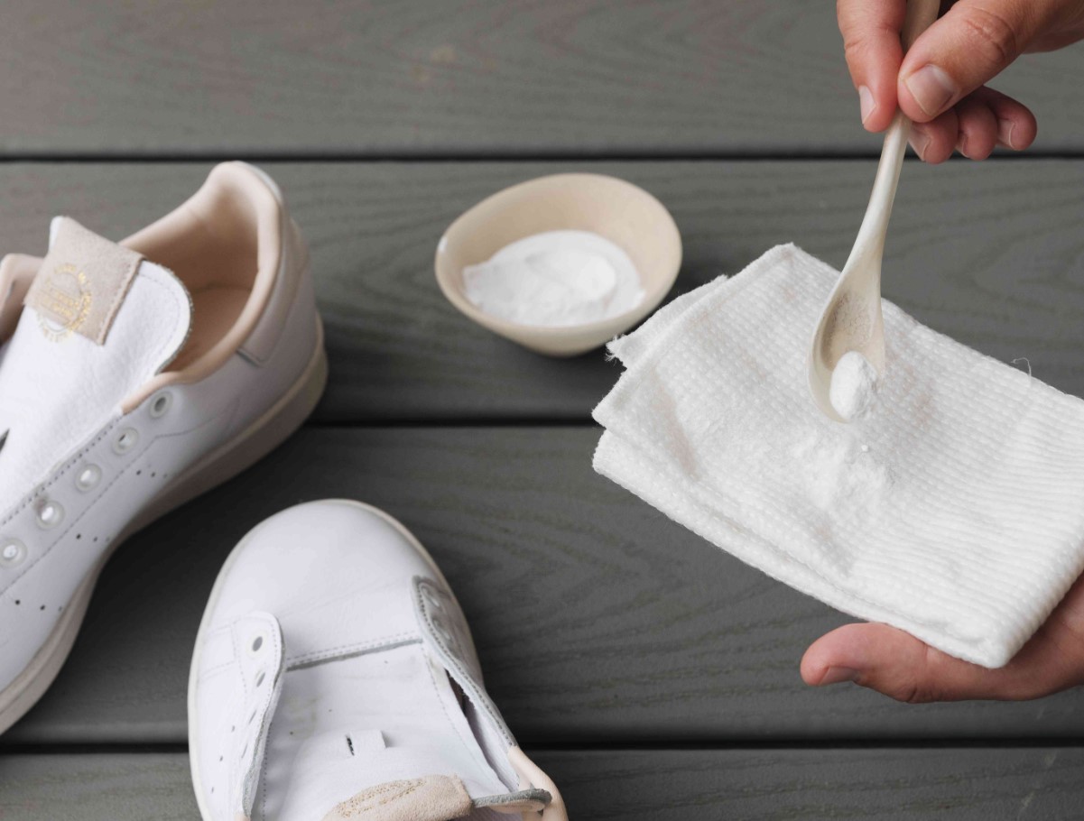 Kingade ja tossude puhastamine — hambapasta ja söögisoodaga