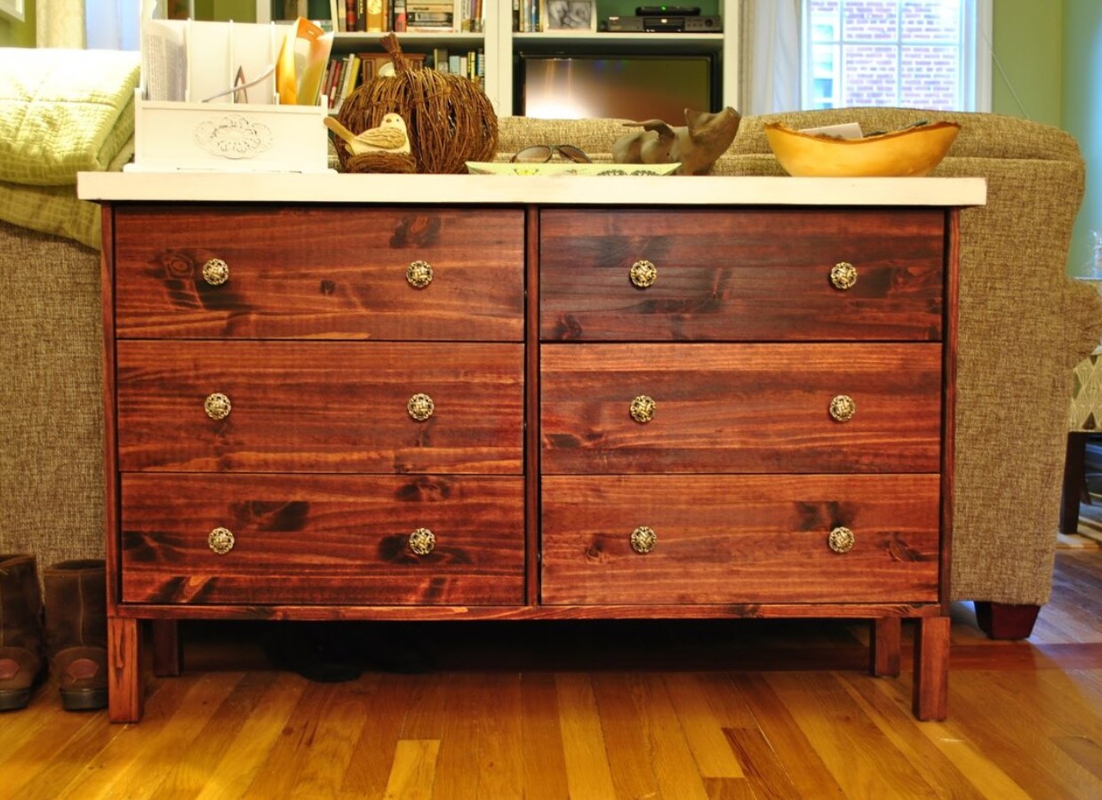 Ikeasse on jõudnud uus puidust kummut, mis on just õige aeg garderoobi vahetamiseks ja ladustamisruumi suurendamiseks.