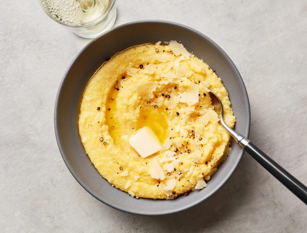 Mangia Bedda lihtne ahjus küpsetatud kreemjas polenta retsept