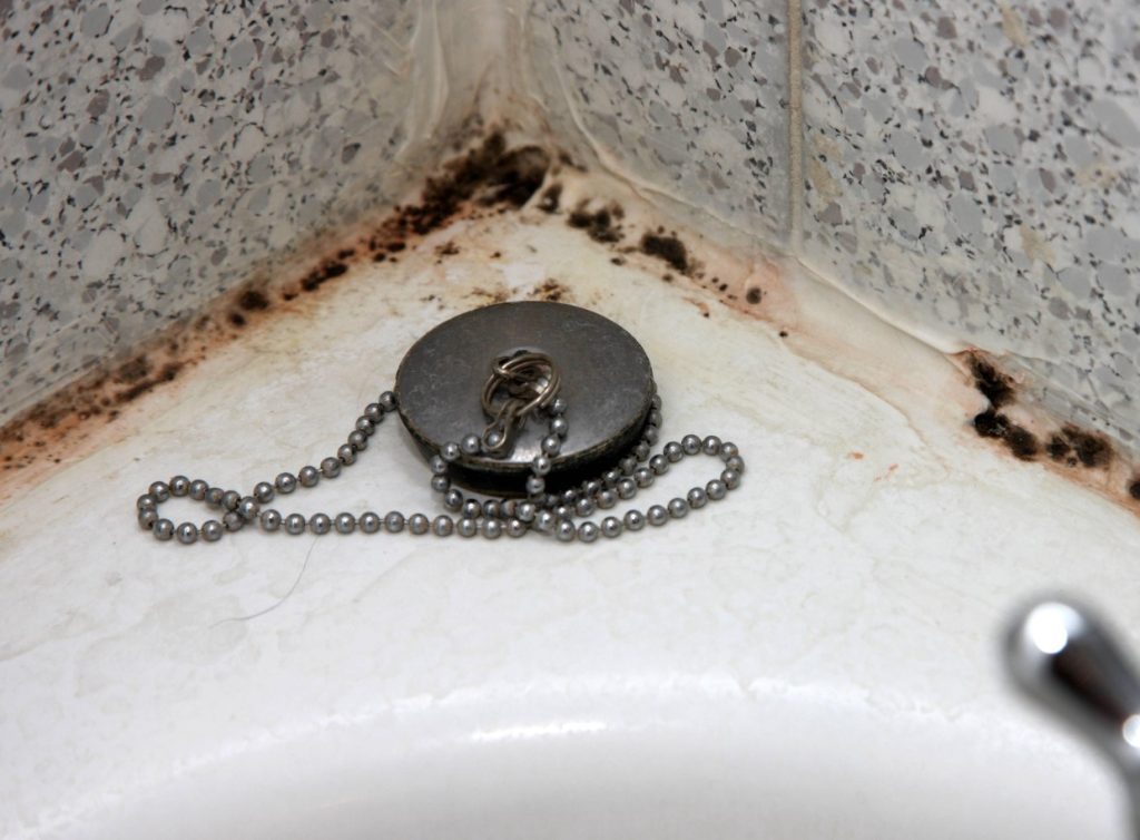 Mustad laigud silikoonil kaovad ühe ööga: ainus, mis tõesti toimib