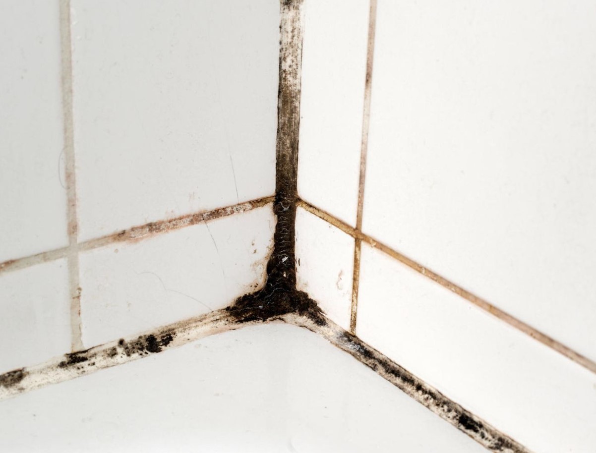 Mustad laigud silikoonil kaovad ühe ööga: ainus, mis tõesti toimib