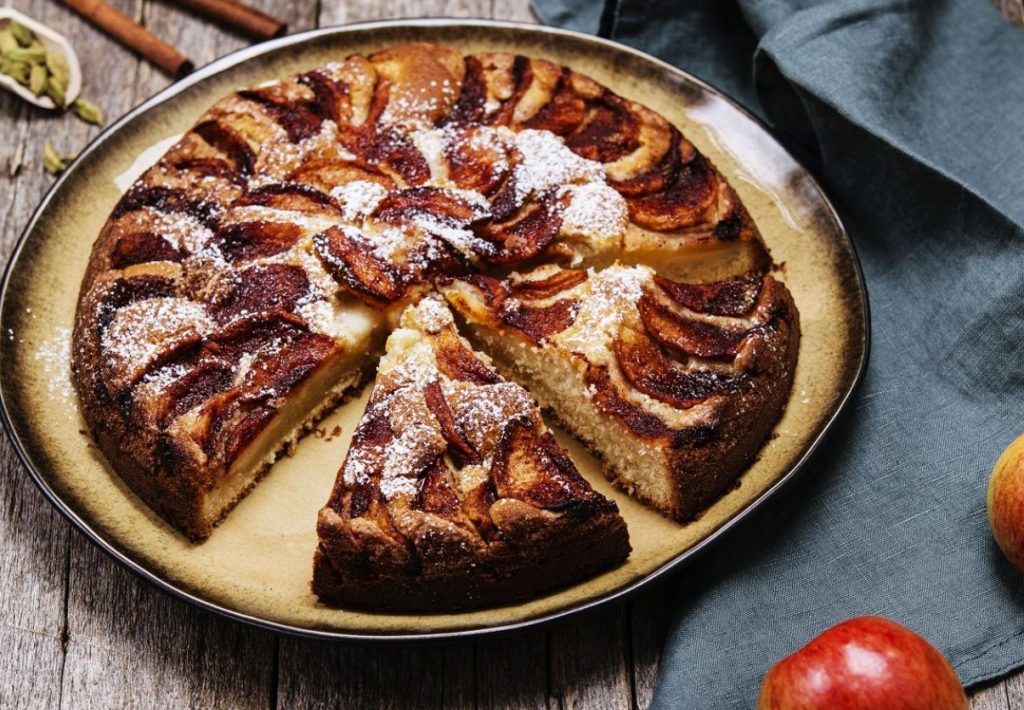 Skandinaavia mugavuse saladus: Eplekake – õhuline õunakook, millel on võid ja kaneeli lõhn