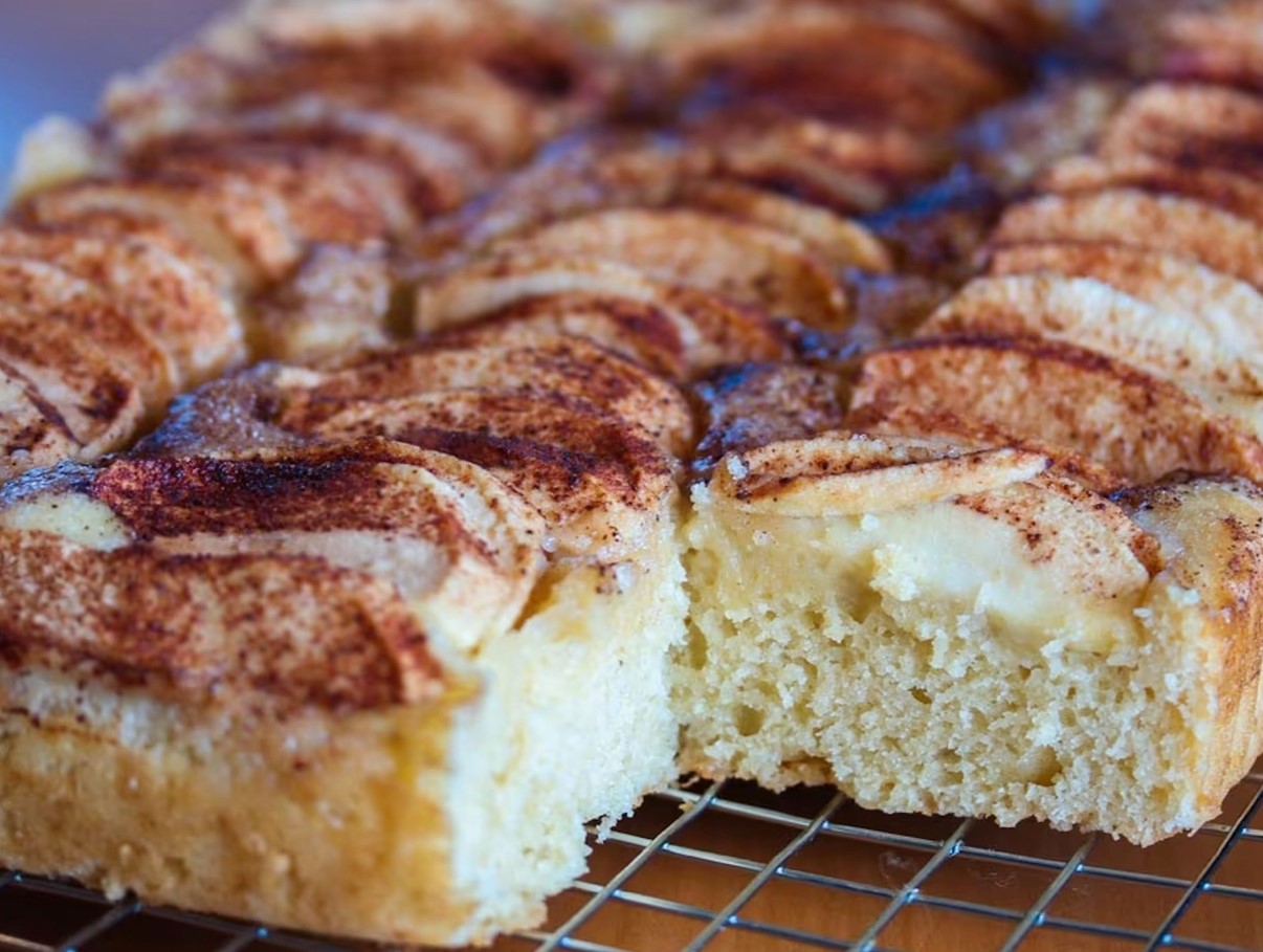 Skandinaavia mugavuse saladus: Eplekake – õhuline õunakook, millel on võid ja kaneeli lõhn