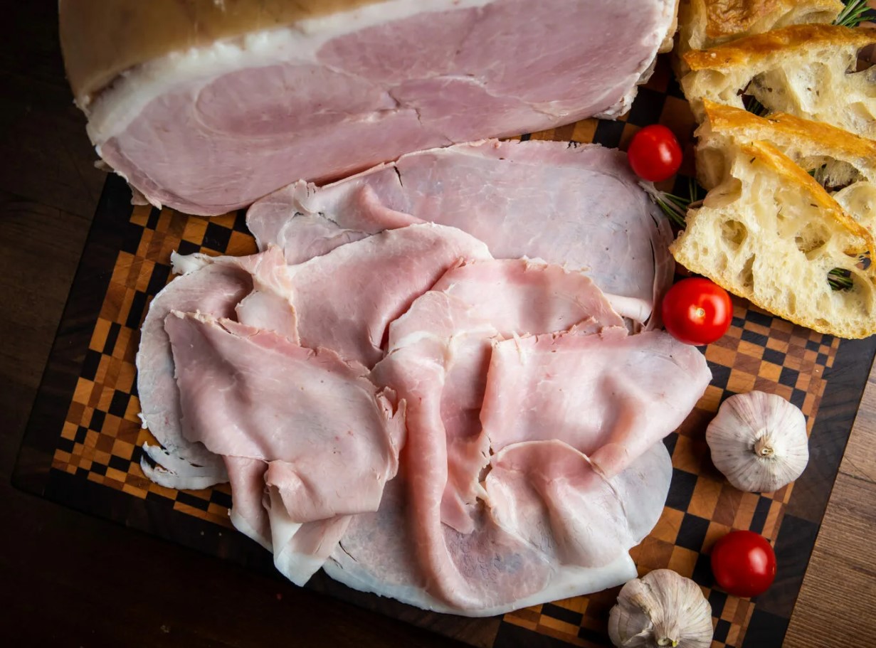 Vene salatiga täidetud Prosciutto Cotto rullid