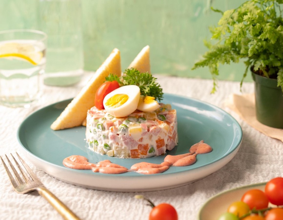 Vene salatiga täidetud Prosciutto Cotto rullid