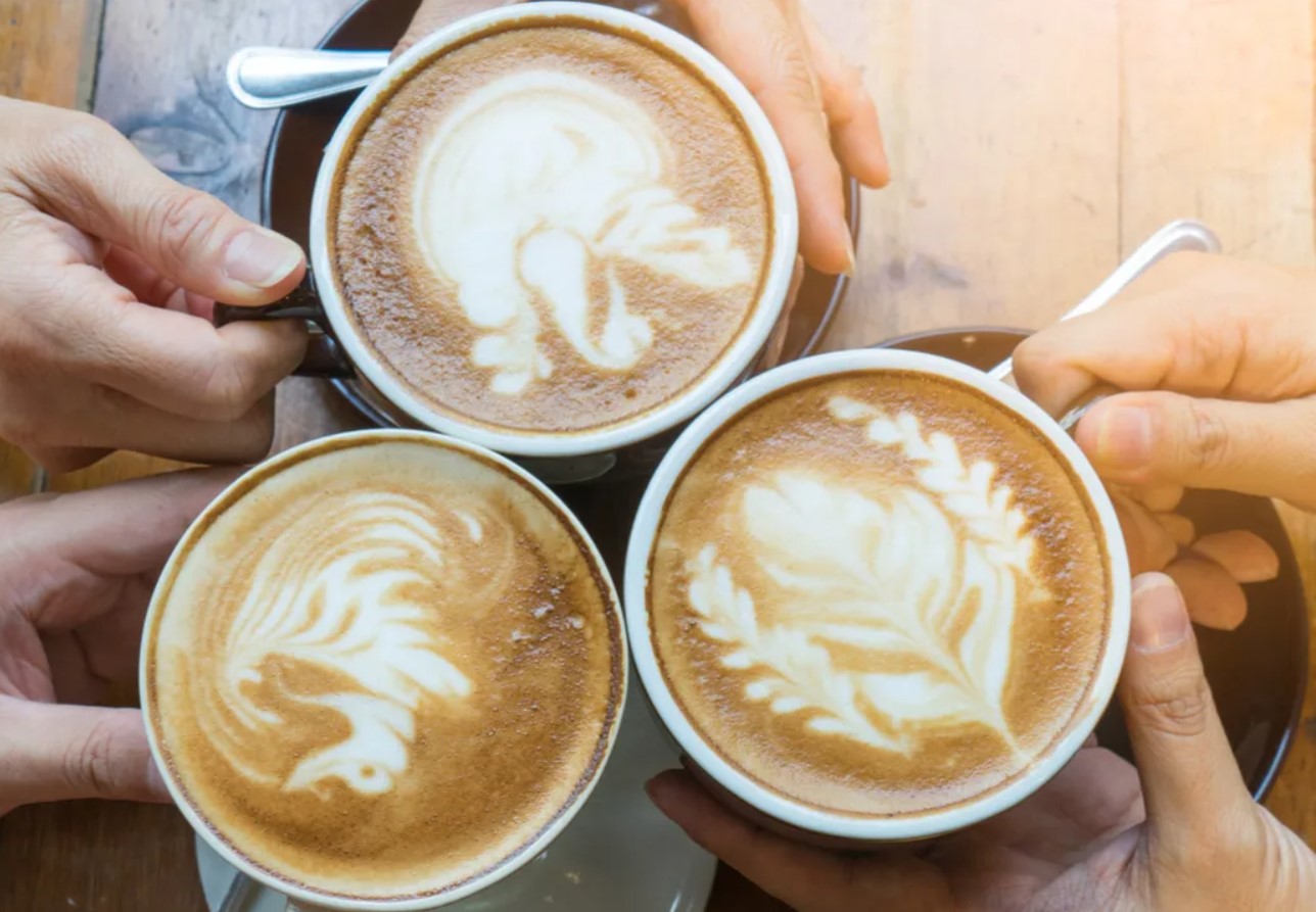 Kaks või kolm tassi? Kuidas kohandada kohvi tarbimist hüpertensiooni korral, et mitte kaotada und ega kahjustada veresooni.