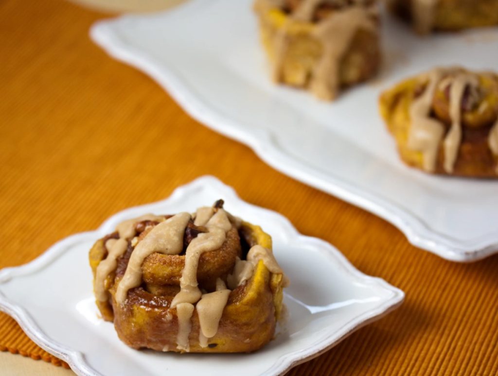 Kõrvitsa kanelboller: mõnus jõuludeks küpsetatud saiake