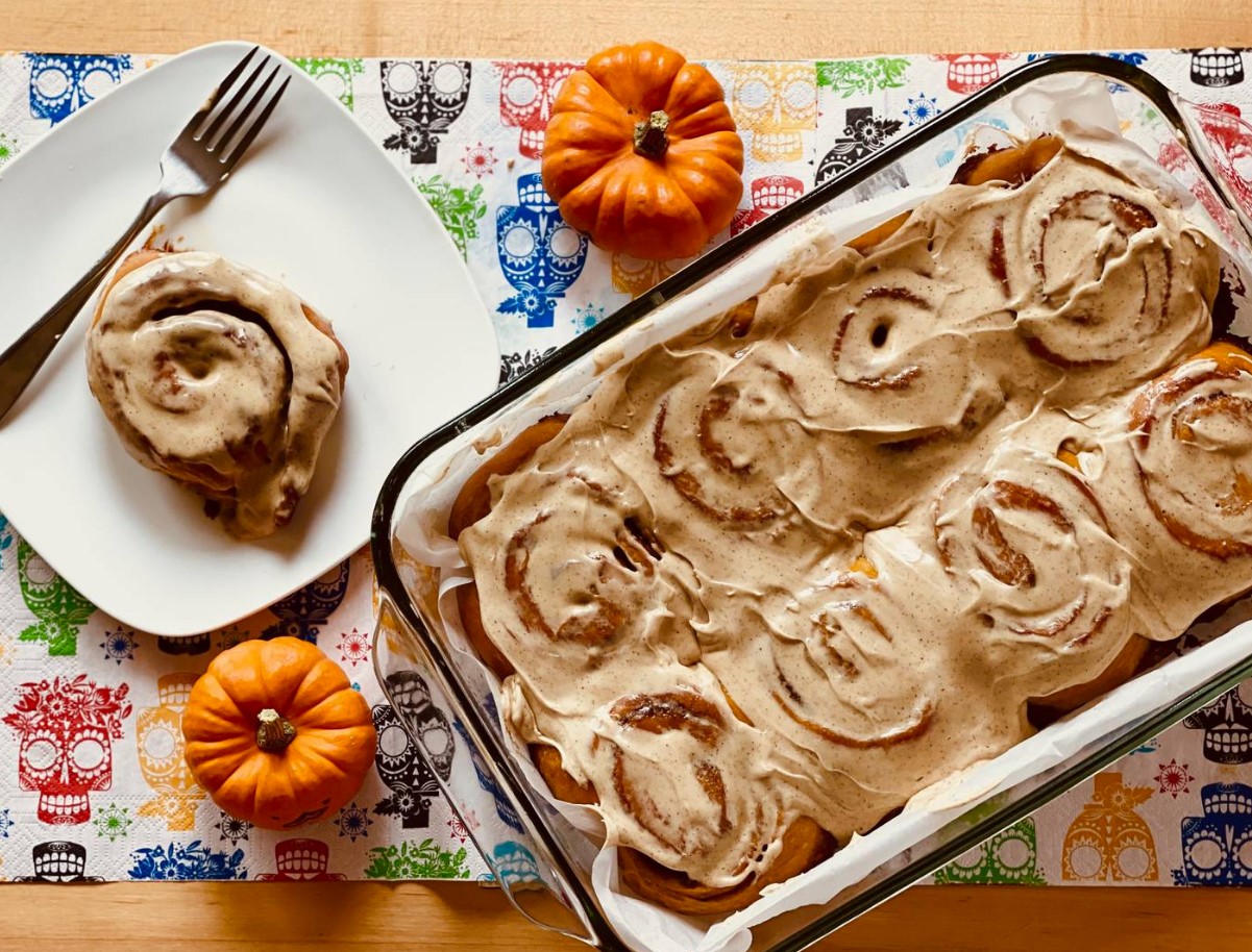 Kõrvitsa kanelboller: mõnus jõuludeks küpsetatud saiake