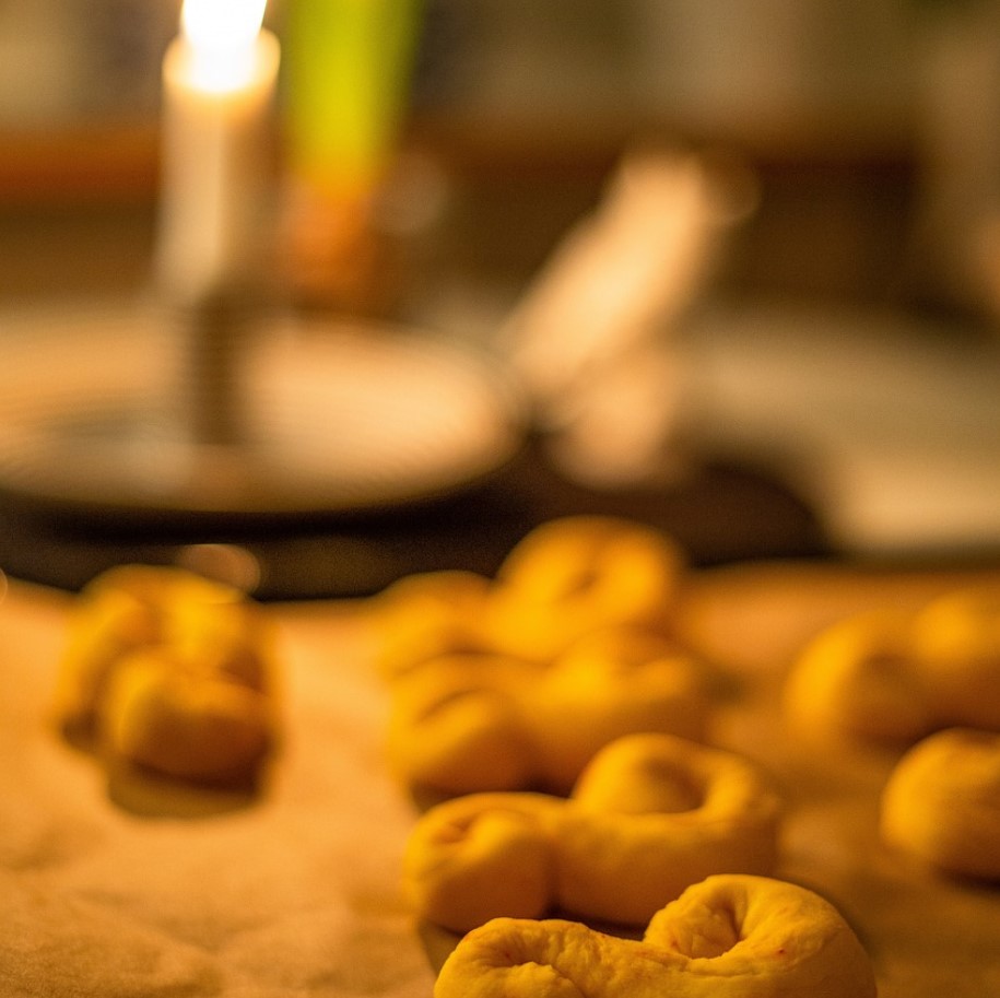 Kuldse värvi saiakesed Saffransbullar: Skandinaavia pidulik aroom