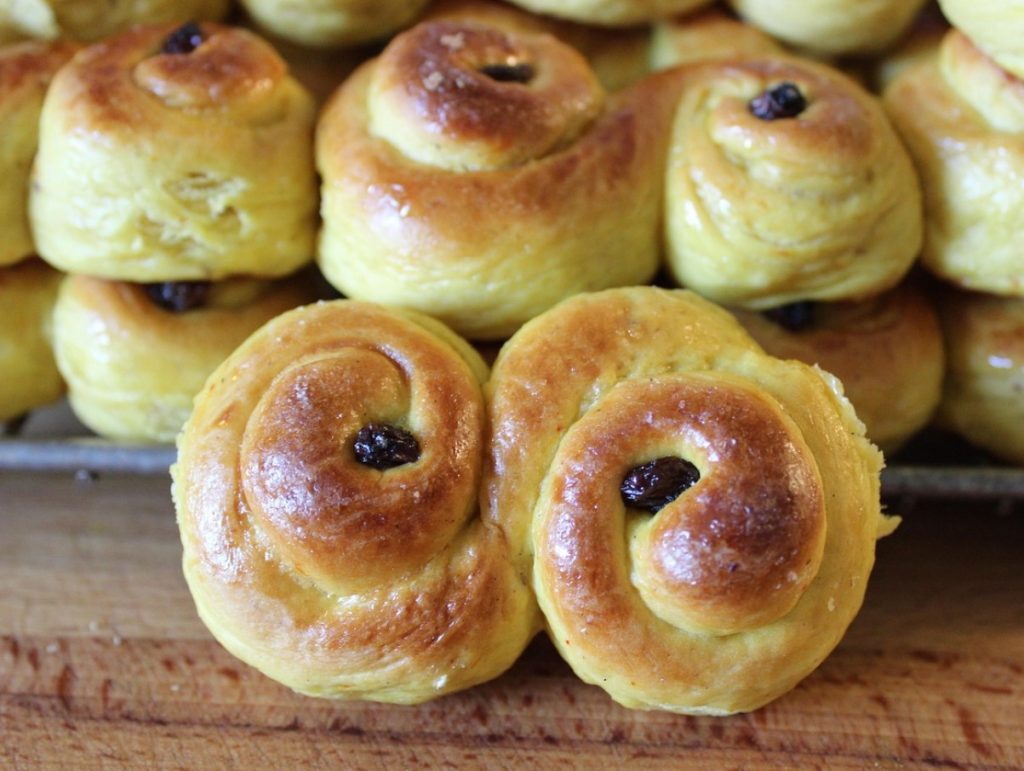 Kuldse värvi saiakesed Saffransbullar: Skandinaavia pidulik aroom