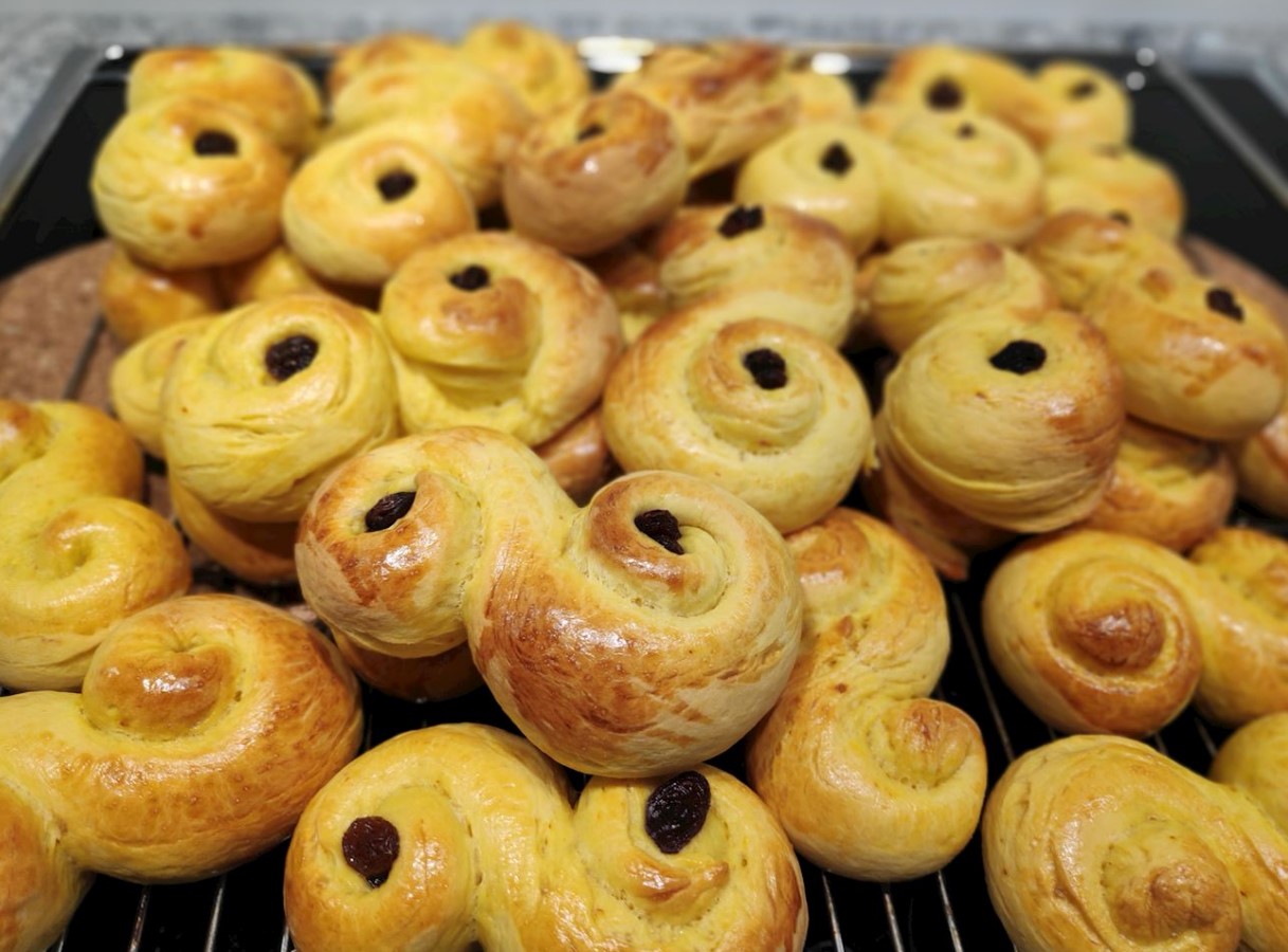 Kuldse värvi saiakesed Saffransbullar: Skandinaavia pidulik aroom