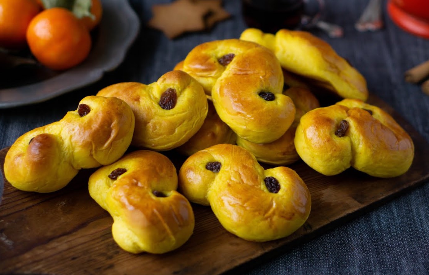 Kuldse värvi saiakesed Saffransbullar: Skandinaavia pidulik aroom