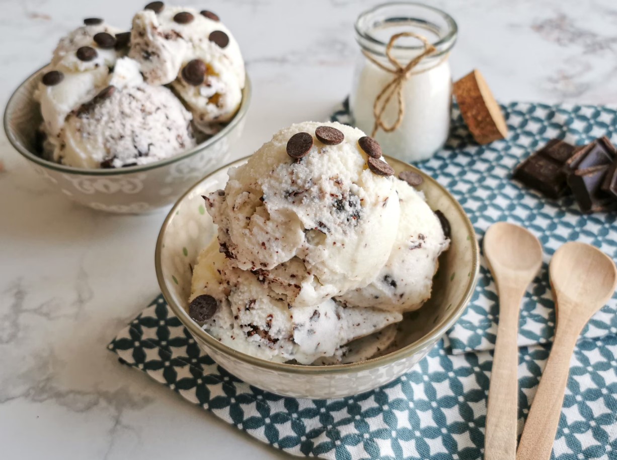 Stracciatella veiniploomidega: dessert, mis avab pidustused