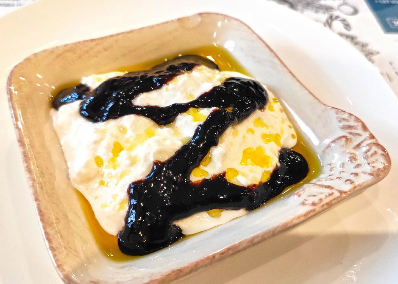 Stracciatella veiniploomidega: dessert, mis avab pidustused