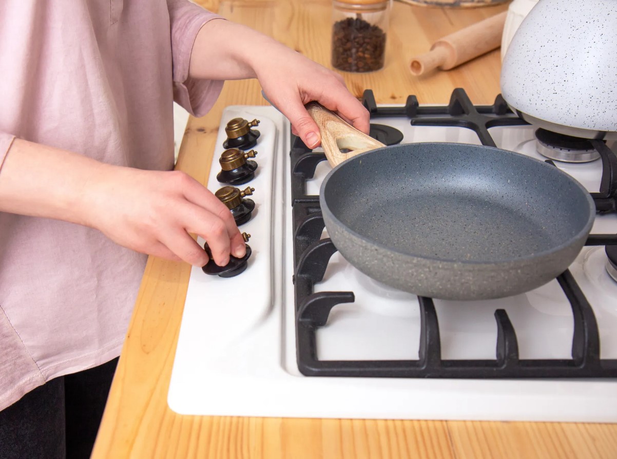 Miks ei tohi teflonpannil, millel on mõrad, toitu valmistada: pidage seda meeles üks kord ja igaveseks