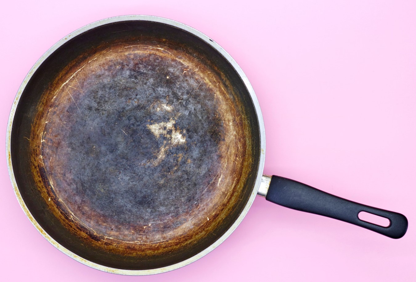 Miks ei tohi teflonpannil, millel on mõrad, toitu valmistada: pidage seda meeles üks kord ja igaveseks