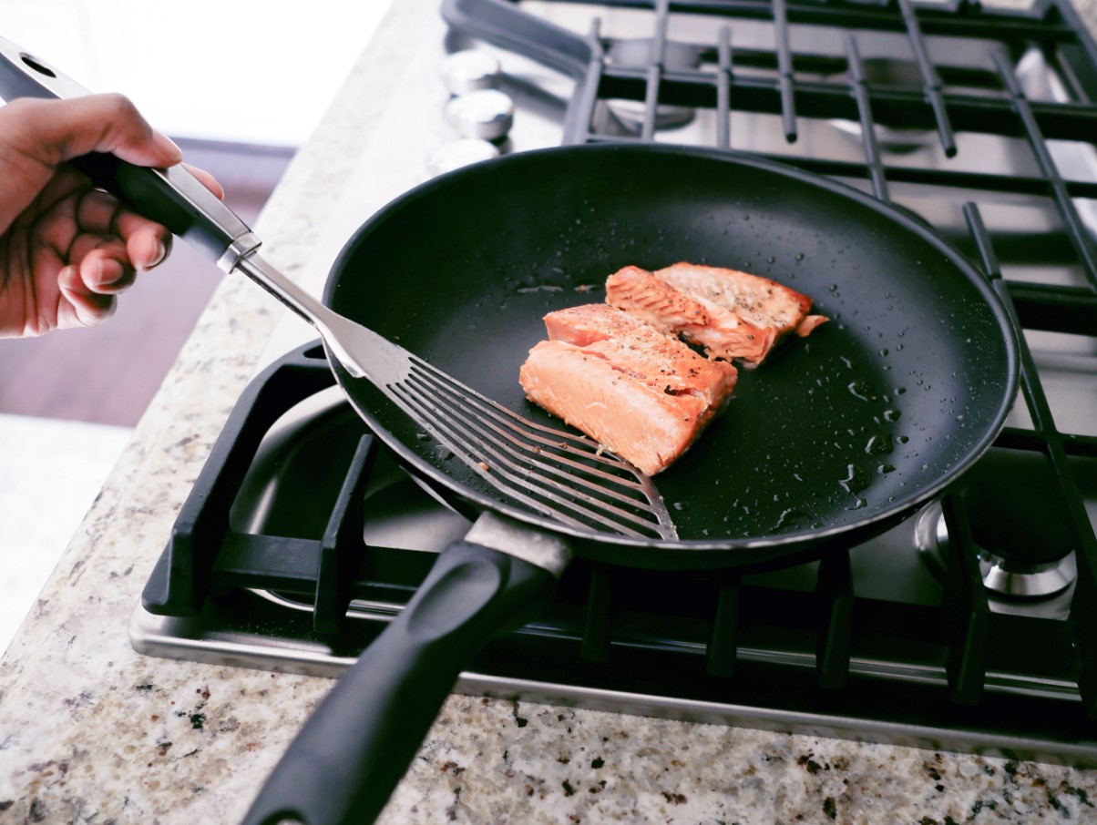 Miks ei tohi teflonpannil, millel on mõrad, toitu valmistada: pidage seda meeles üks kord ja igaveseks