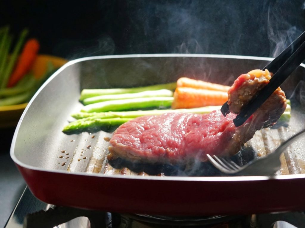 Miks ei tohi teflonpannil, millel on mõrad, toitu valmistada: pidage seda meeles üks kord ja igaveseks