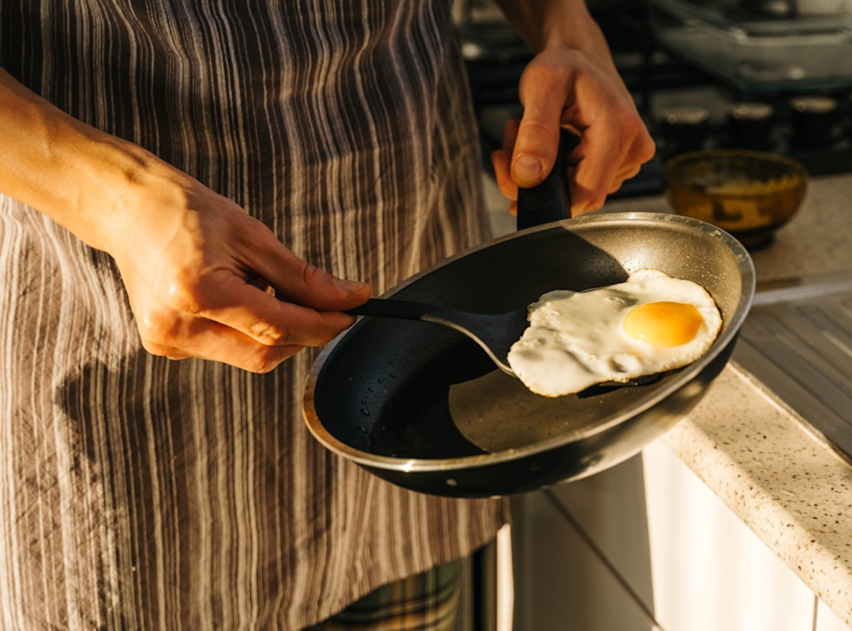Miks ei tohi teflonpannil, millel on mõrad, toitu valmistada: pidage seda meeles üks kord ja igaveseks