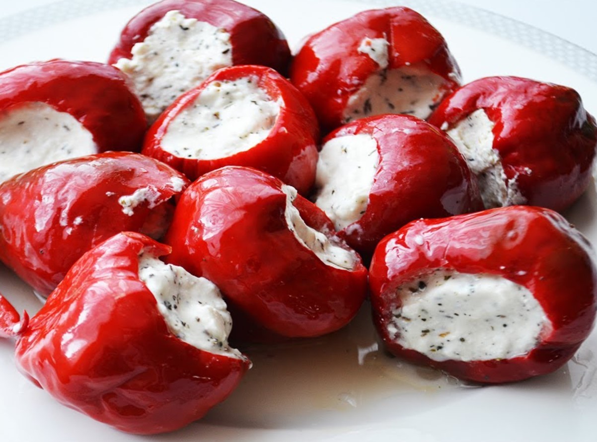 Värskest juustust täidetud gratineeritud tšilli – ideaalne suupiste või tapas