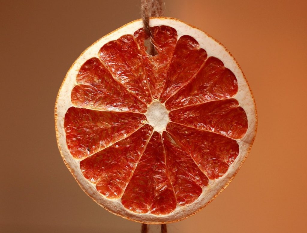 Talvine valgus apelsini kaudu: soe dekoratsioon jõululõhnaga