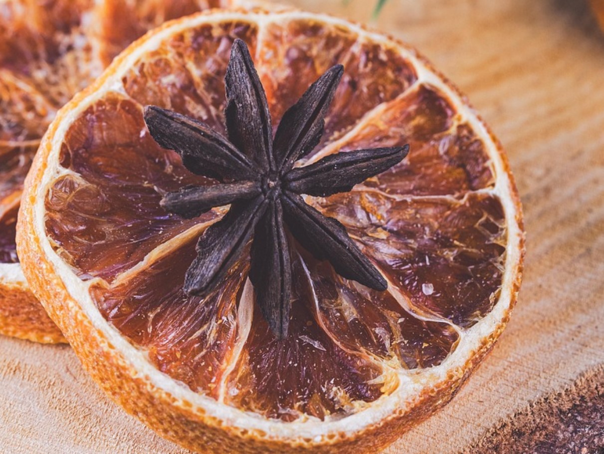 Talvine valgus apelsini kaudu: soe dekoratsioon jõululõhnaga