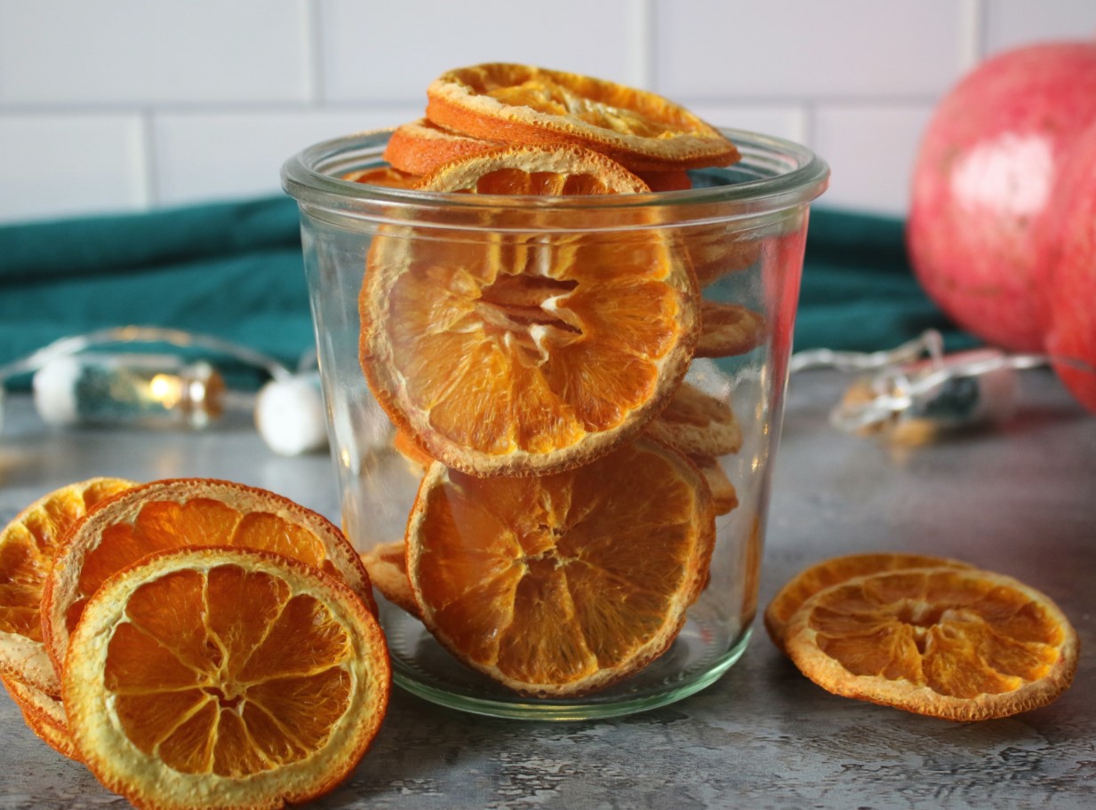 Talvine valgus apelsini kaudu: soe dekoratsioon jõululõhnaga