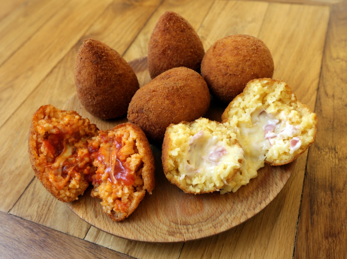 Arancini, mille sees on üllatus — Itaalia tänavatoidu kuningas