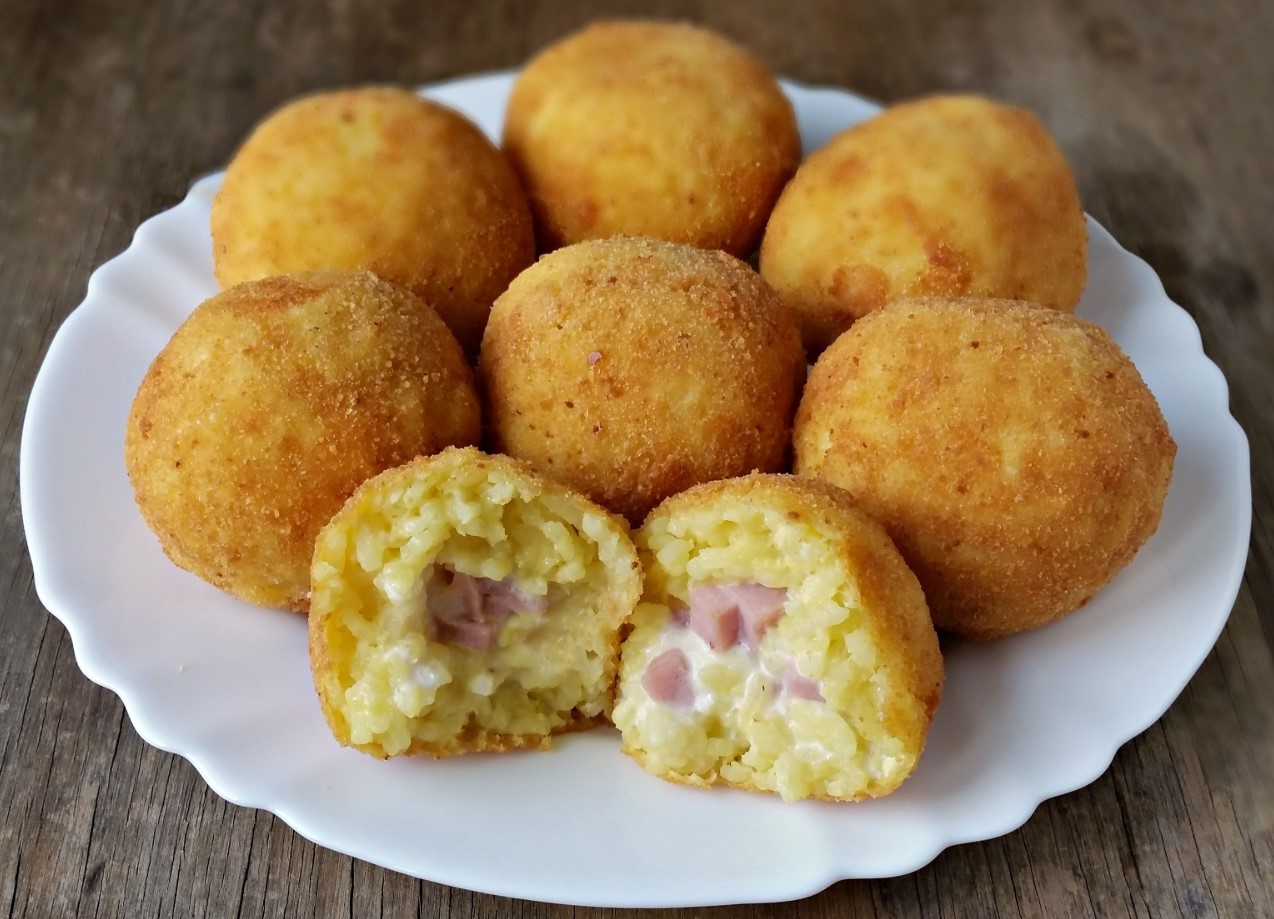 Arancini, mille sees on üllatus — Itaalia tänavatoidu kuningas