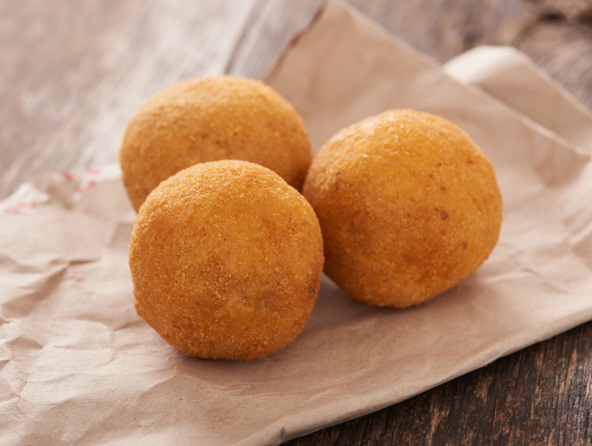 Arancini, mille sees on üllatus — Itaalia tänavatoidu kuningas