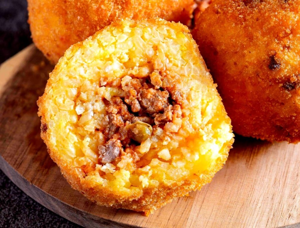 Arancini, mille sees on üllatus — Itaalia tänavatoidu kuningas