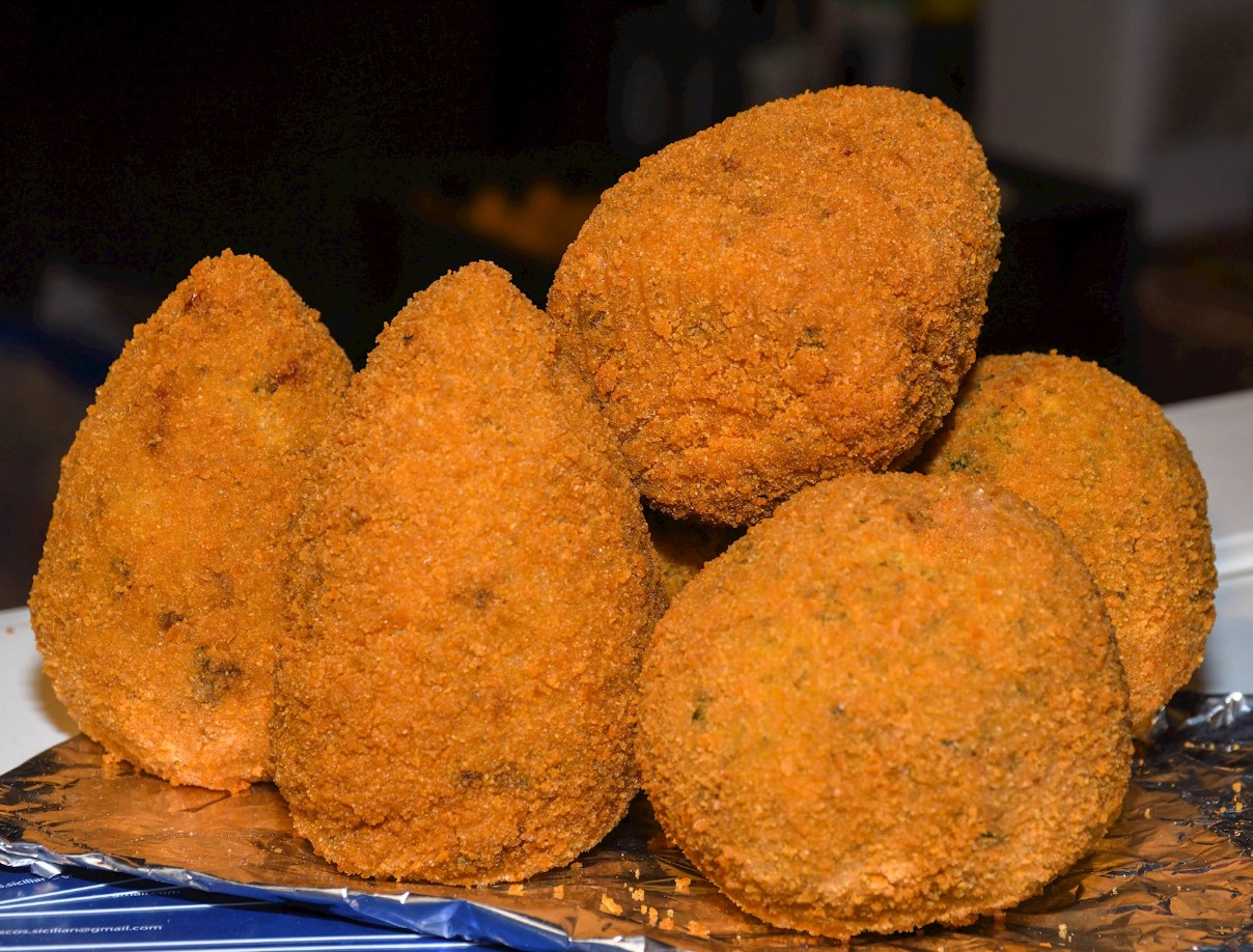 Arancini, mille sees on üllatus — Itaalia tänavatoidu kuningas