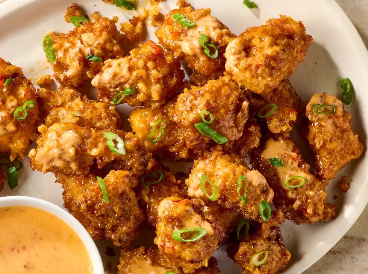 Bang Bang kana riisi ja kurgi salatiga