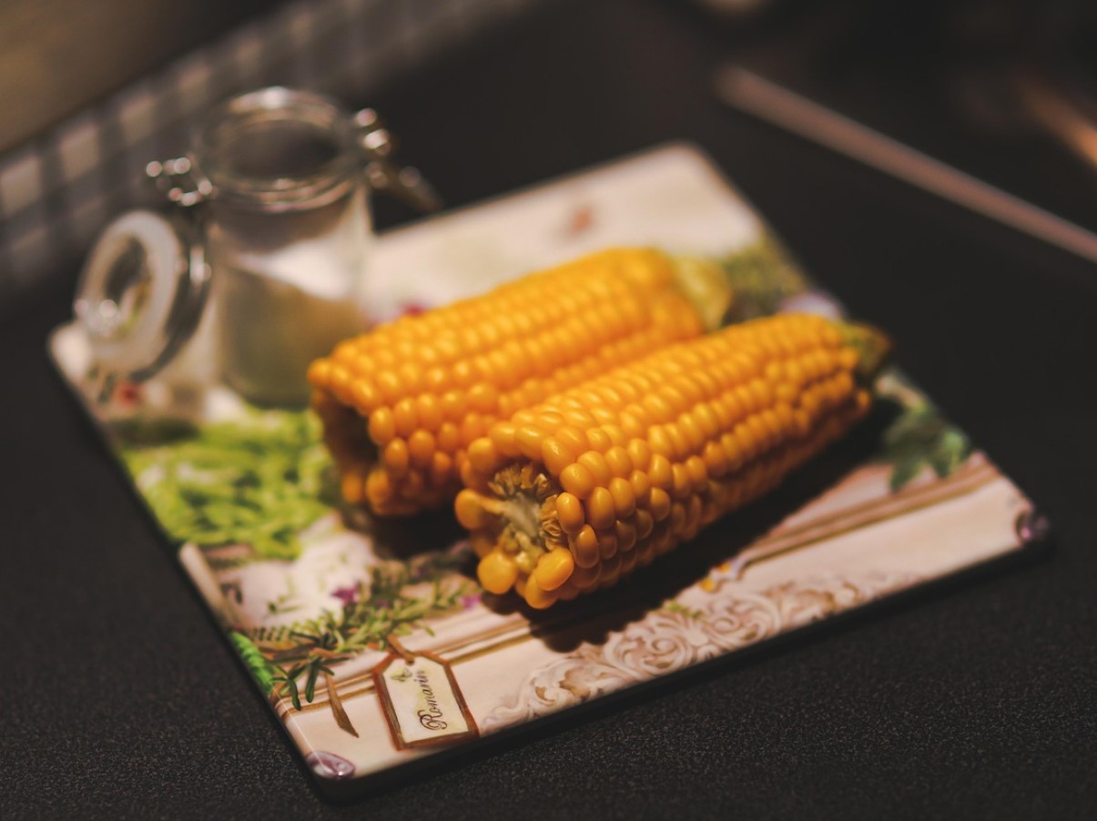 Kuidas keeta maisi, et see oleks magus nagu lapsepõlves: saladus piima ja suhkruga