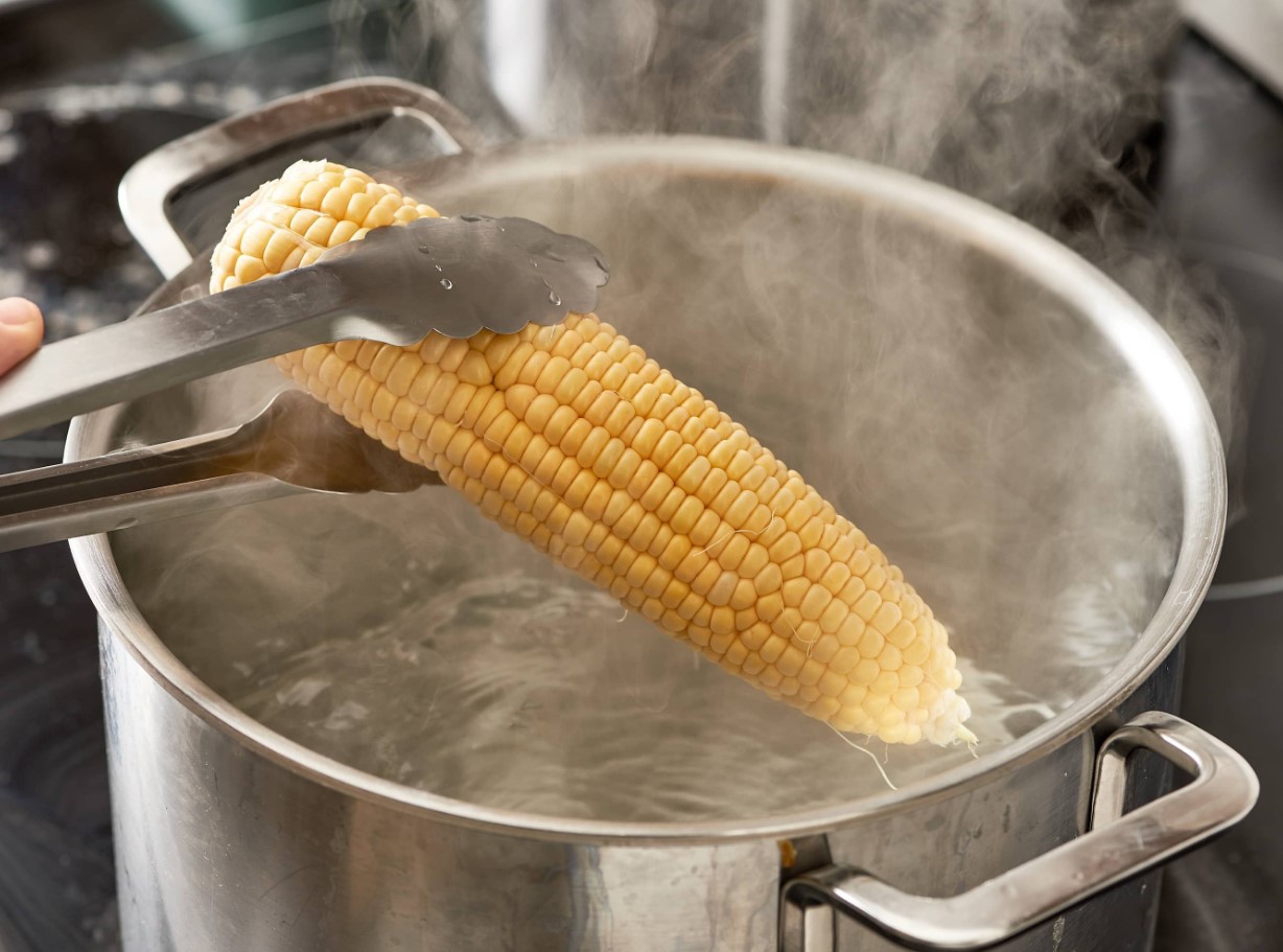 Kuidas keeta maisi, et see oleks magus nagu lapsepõlves: saladus piima ja suhkruga