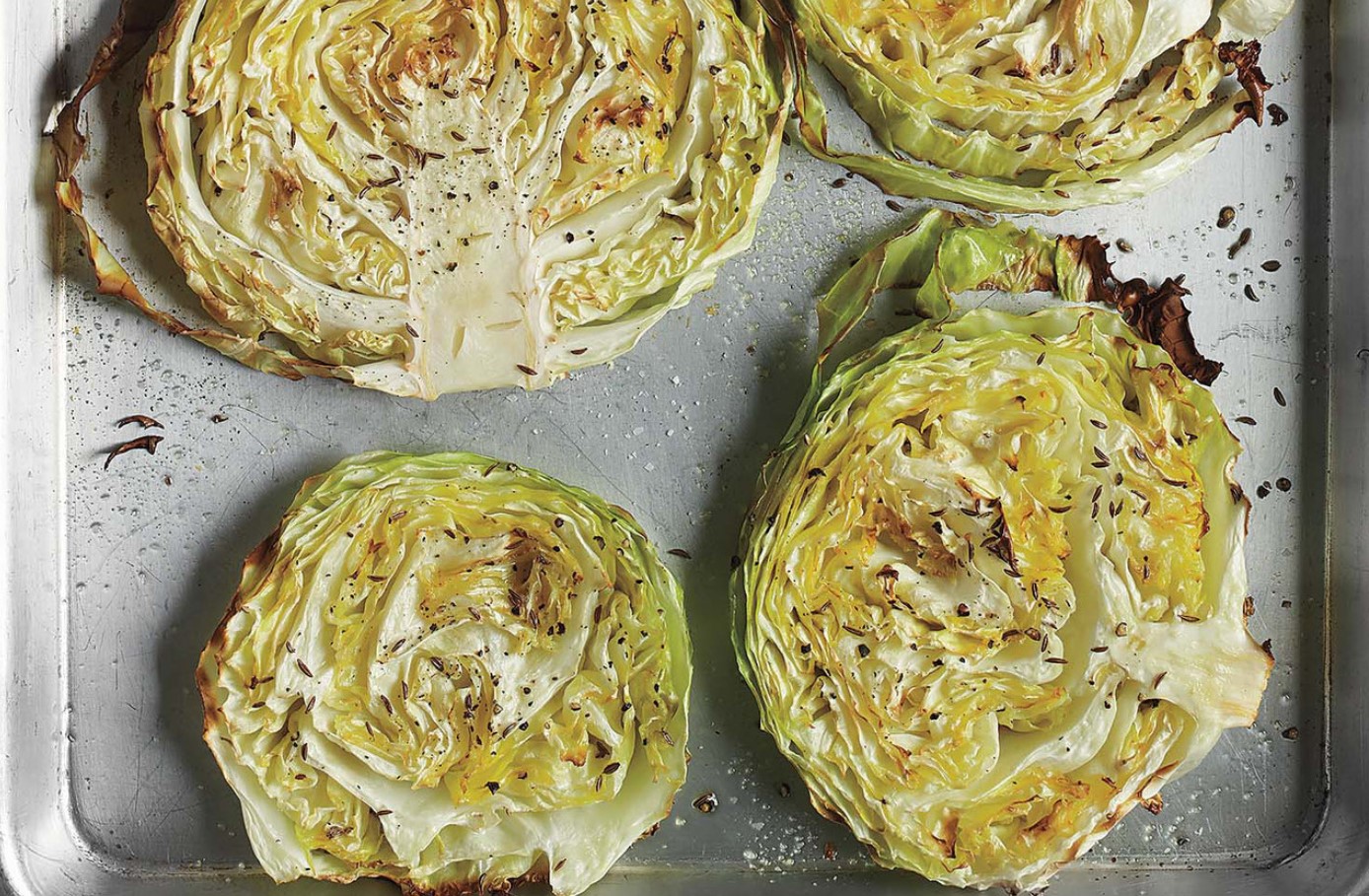 Kasta kapsas marinaadiga ja küpseta. Serveeri koos selle maitsva püree ja jogurtikastmega.