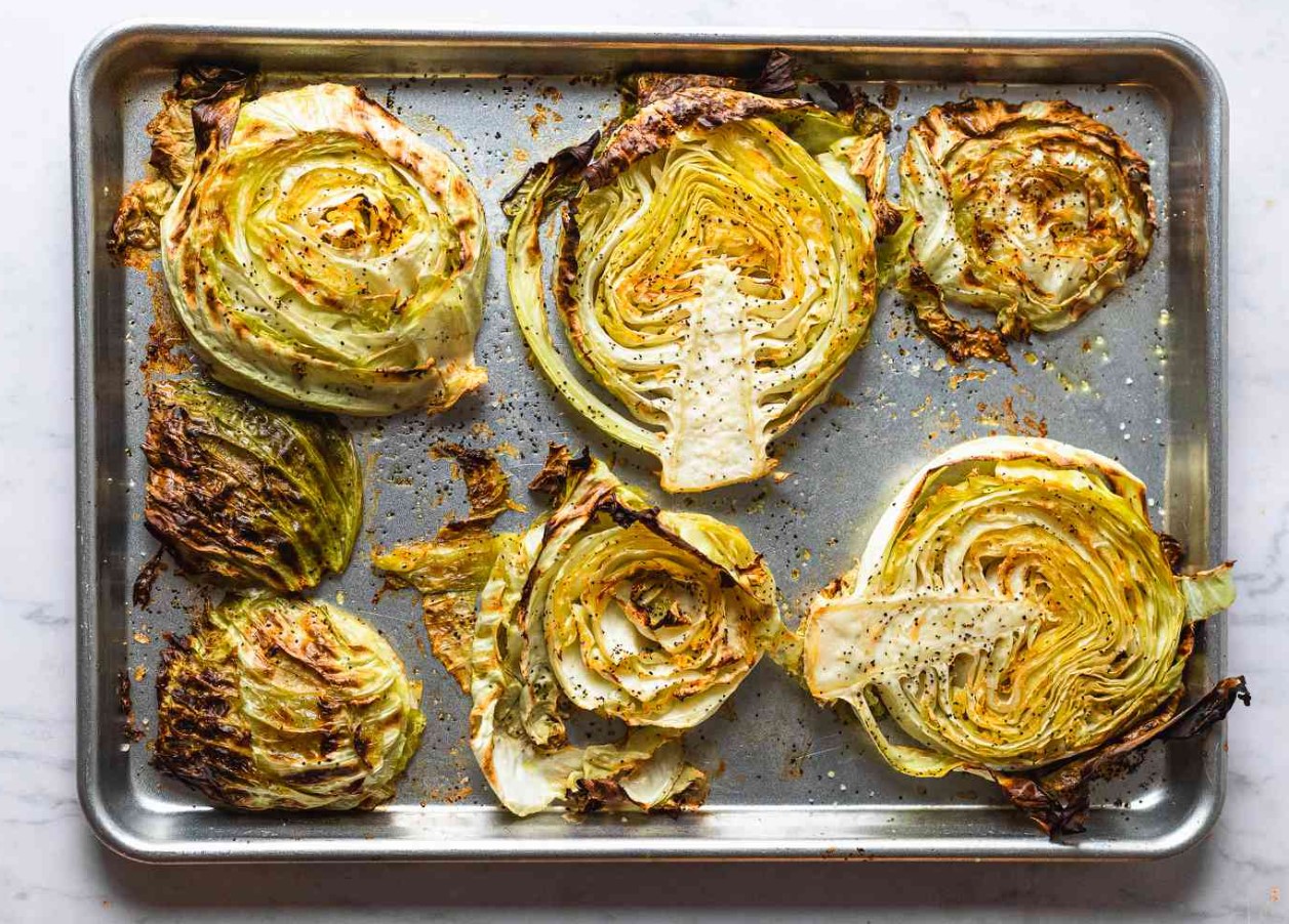 Kasta kapsas marinaadiga ja küpseta. Serveeri koos selle maitsva püree ja jogurtikastmega.