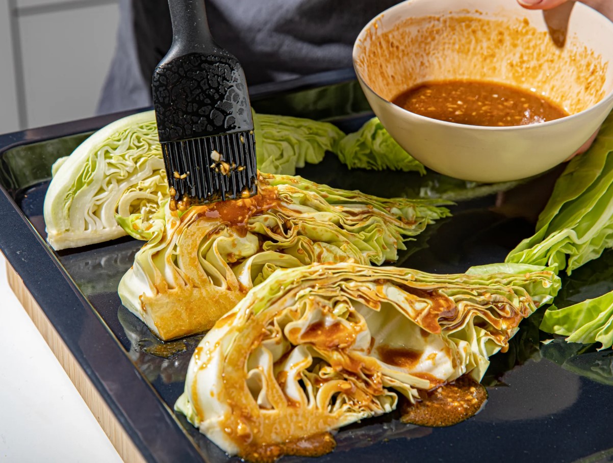 Kasta kapsas marinaadiga ja küpseta. Serveeri koos selle maitsva püree ja jogurtikastmega.