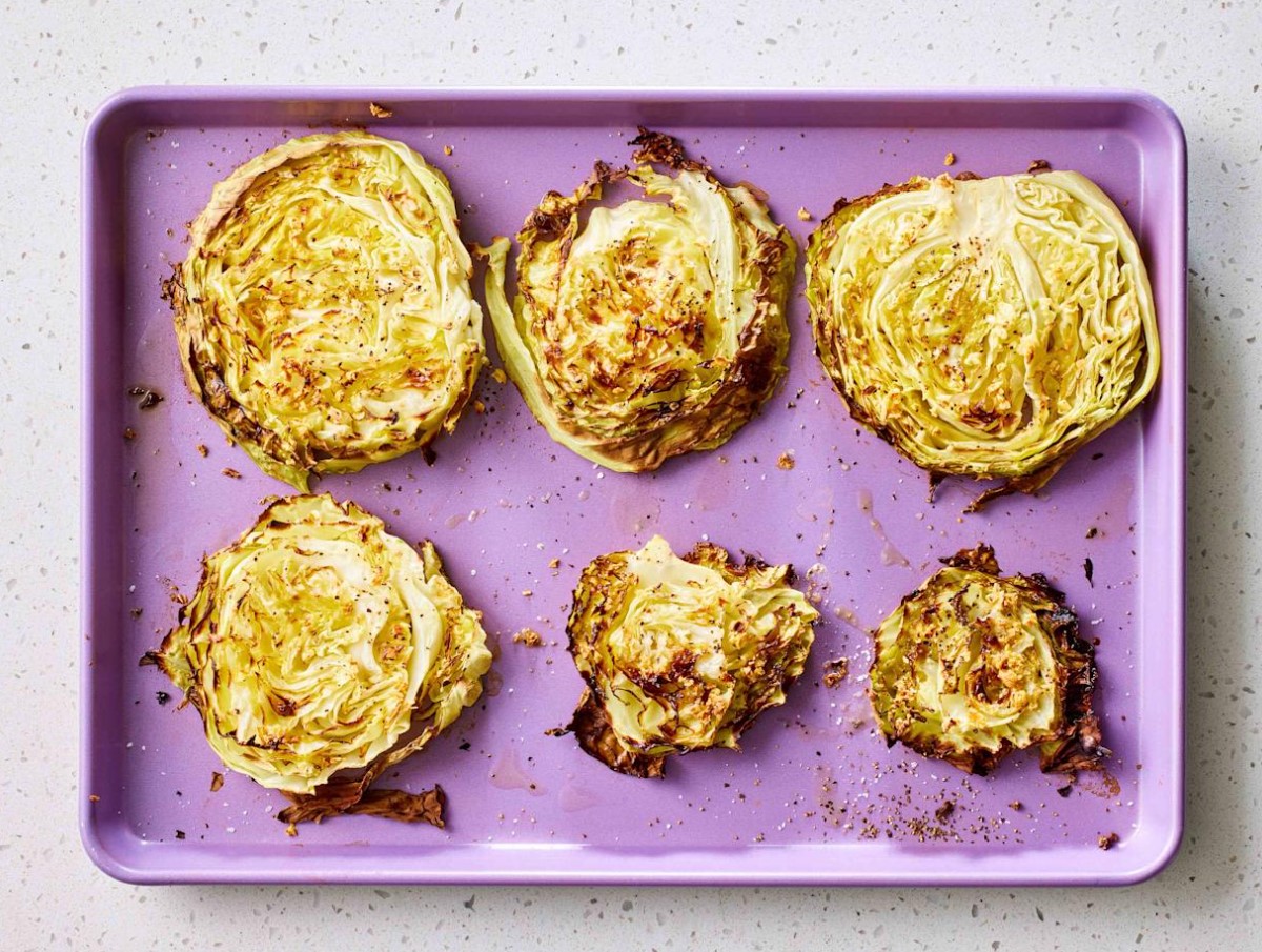 Koostisosad: Köögiviljad ja marinaad Kapsas umbes 800 g 3 supilusikatäit esmakülmpressitud oliiviõli 1 teelusikatäis sinepit 2 supilusikatäit laimimahla Lisage 